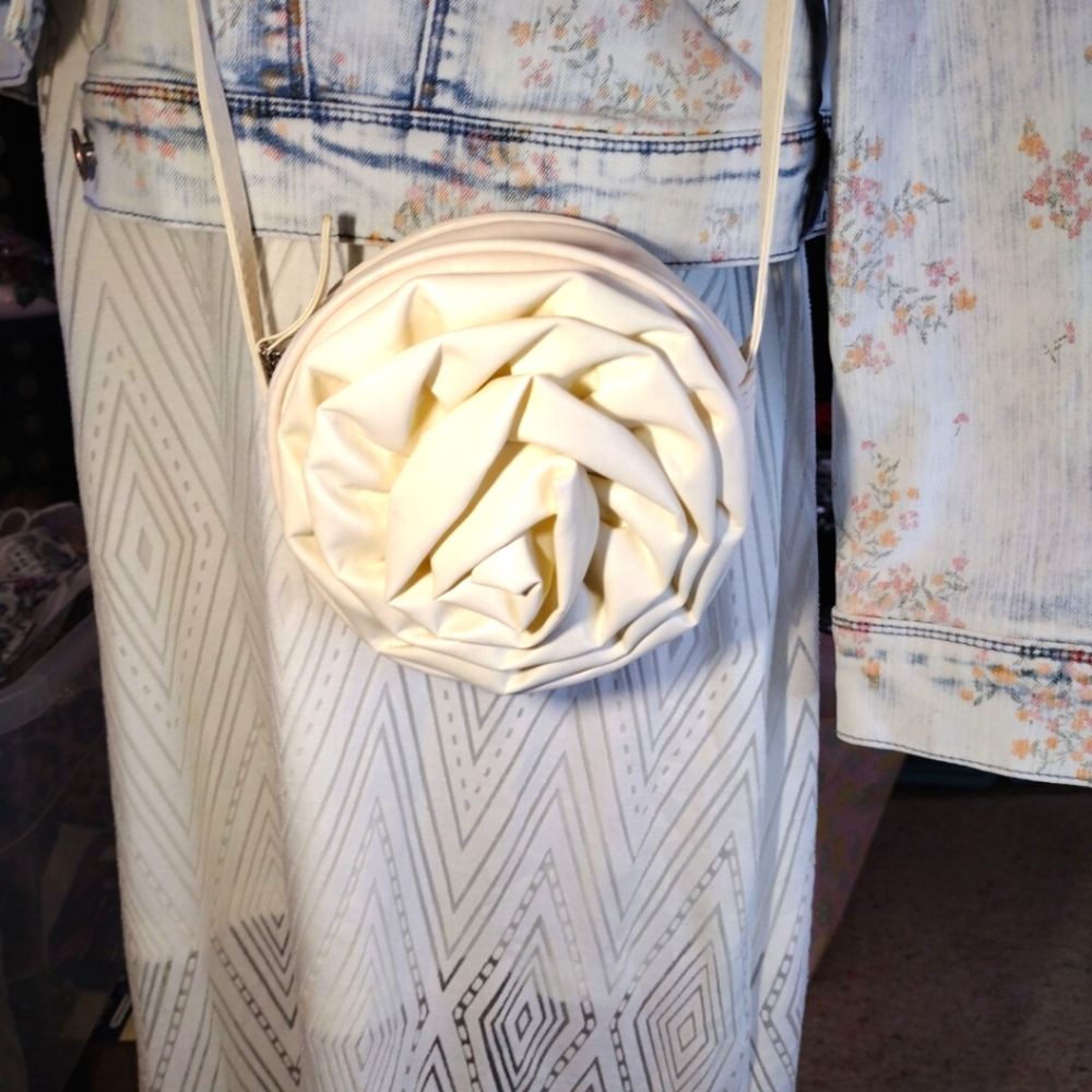 Vintage Fashion Express Ivory Rose Crossbody Bag